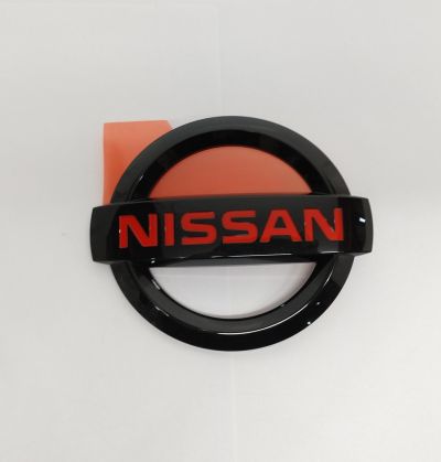 EMBLEMA PORTON TRASERO NISSAN NP300 19-