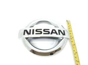 EMBLEMA DELANTERO NISSAN 